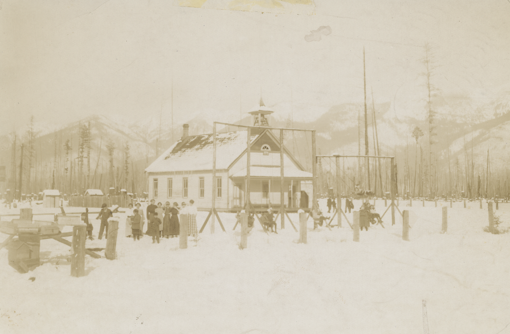 Mud Laker School circa 1910 - Credit BACC Collection